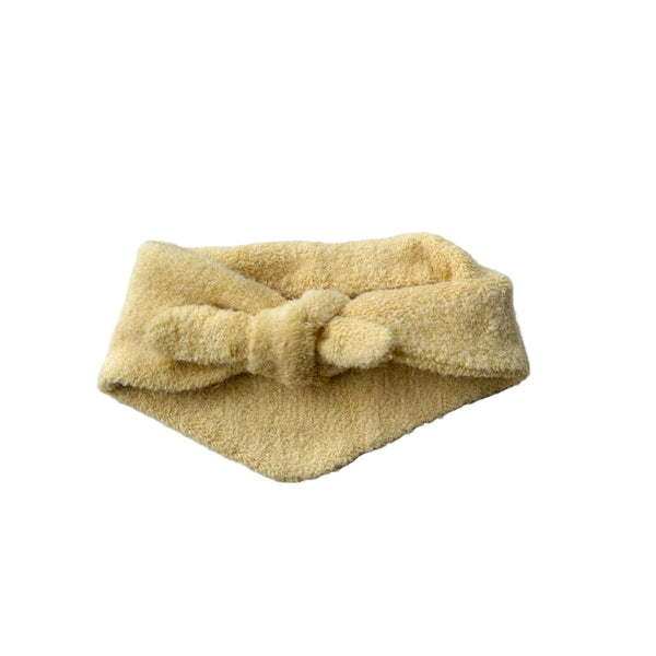 Fluffy triangle scarf - Soft yellow