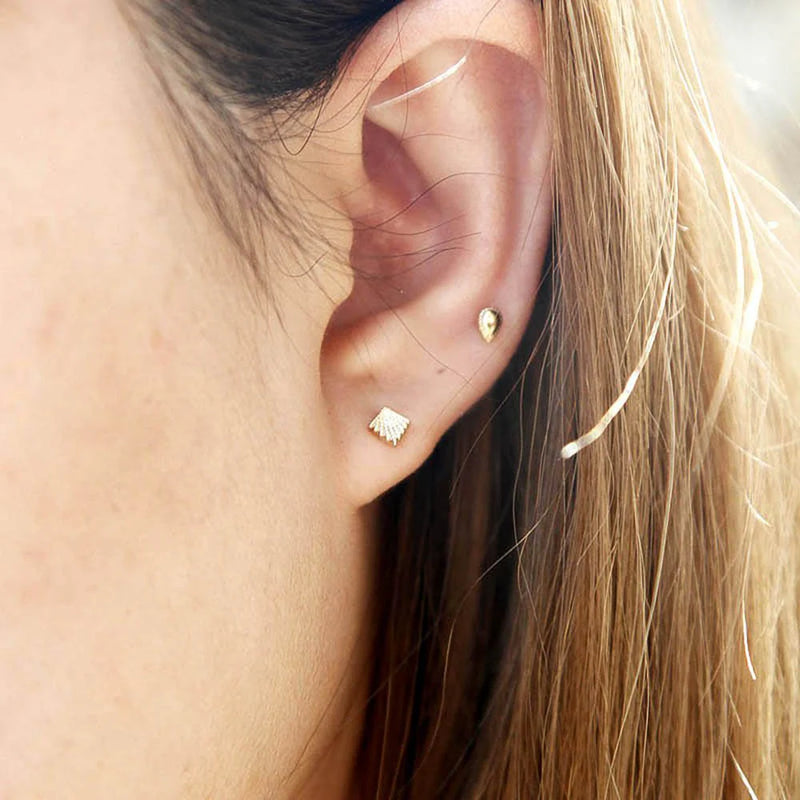 Shell stud earring - Gold